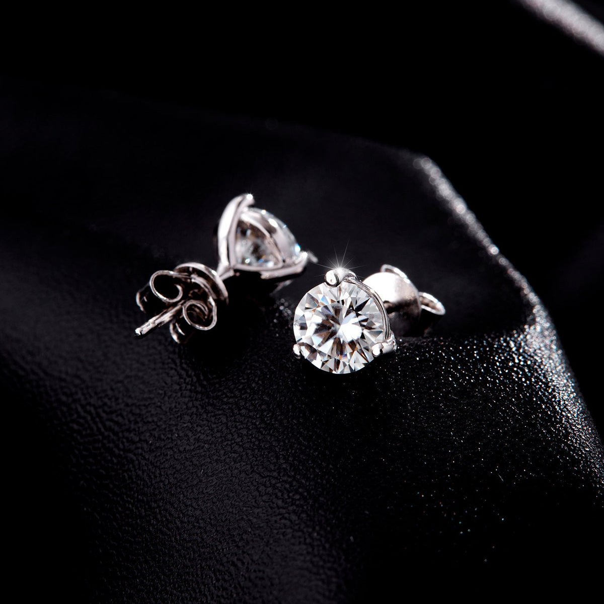 Round D-Color VVS1 Moissanite Stud Earrings in Sterling Silver – Minimalist Three-Prong Design