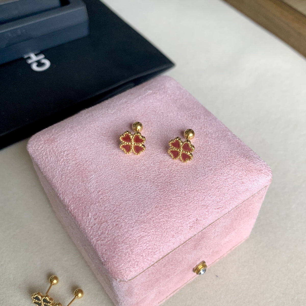 Women's Clover Fritillary Ear Twist Screw Fashion Classic Trendy Light Luxury Stud Earrings