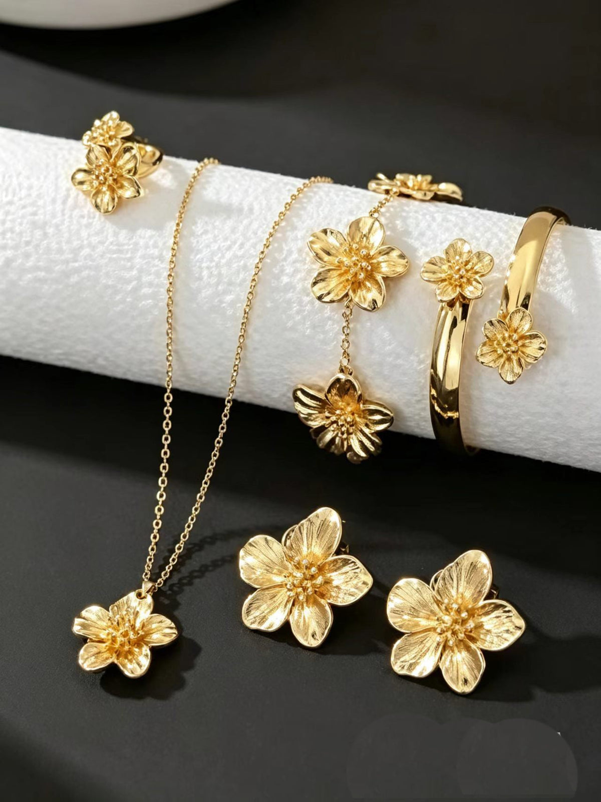 Luxury Golden Flower Suite Niche Design Necklaces