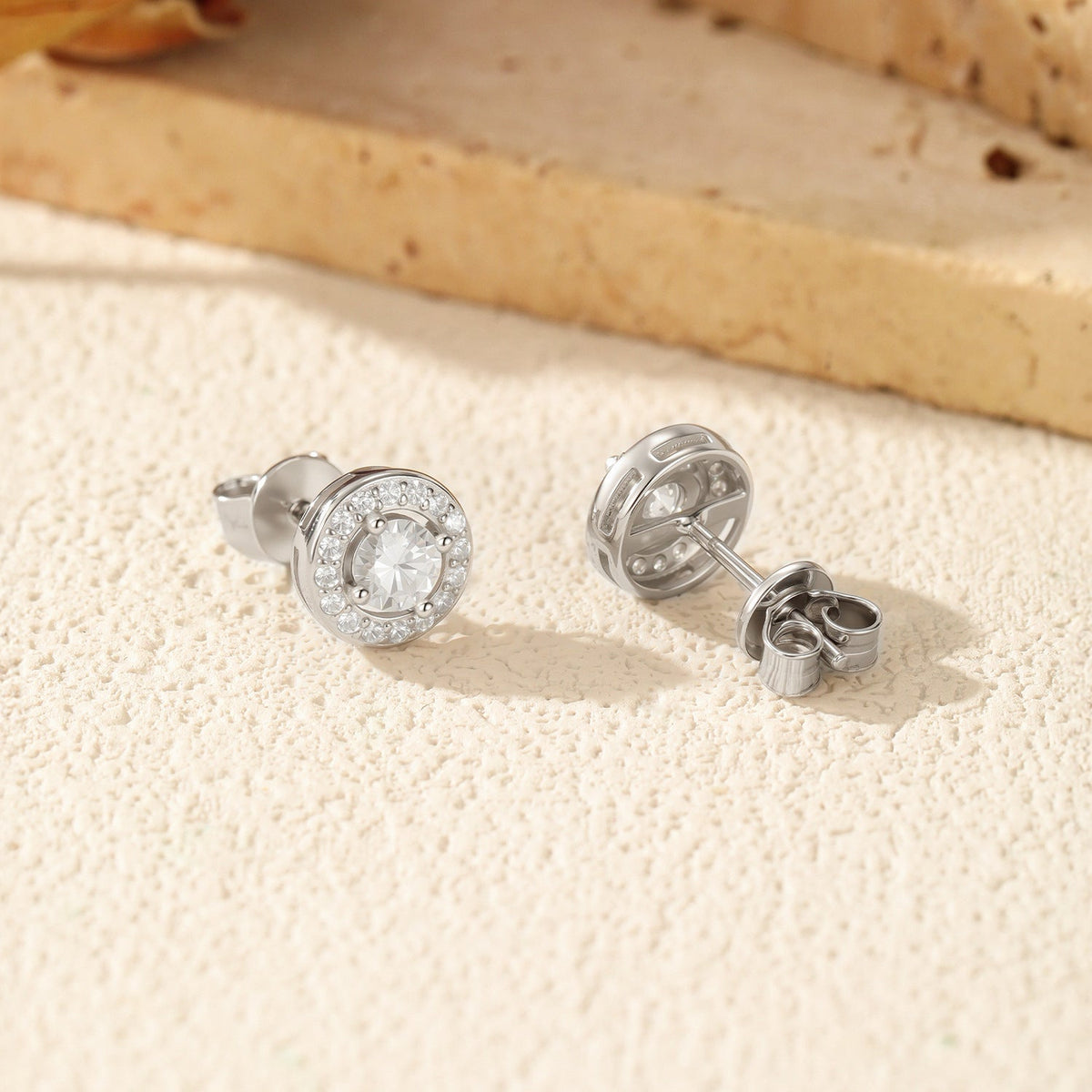 Round D-Color VVS1 Moissanite Stud Earrings in Sterling Silver – Minimalist Luxury Everyday Jewelry