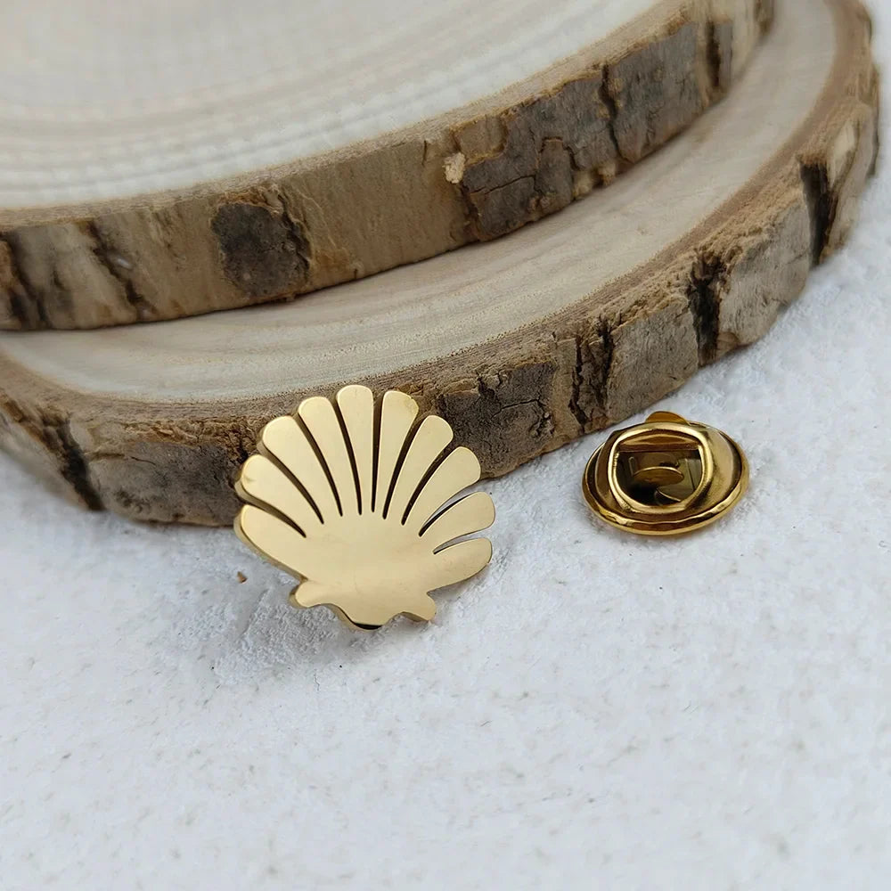New shell fan-shaped men's lapel pin, stainless steel gold-plated badge, black brooch for suit accessories, gift for father