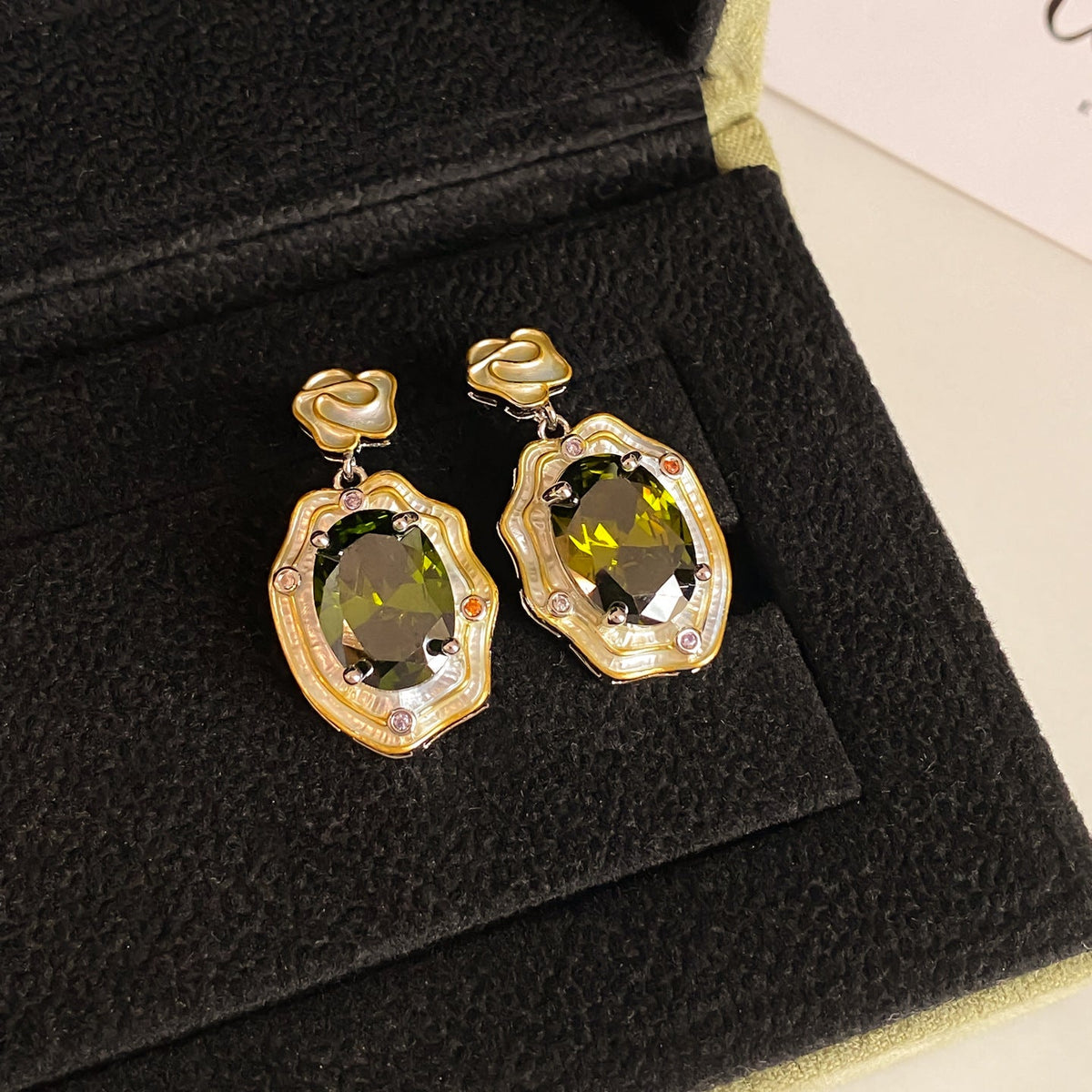 New Fashion Versatile Elegant Emerald Green Teardrop Earrings For Women High End Colored Gemstone Niche Design Ear Jewelry Wholesale