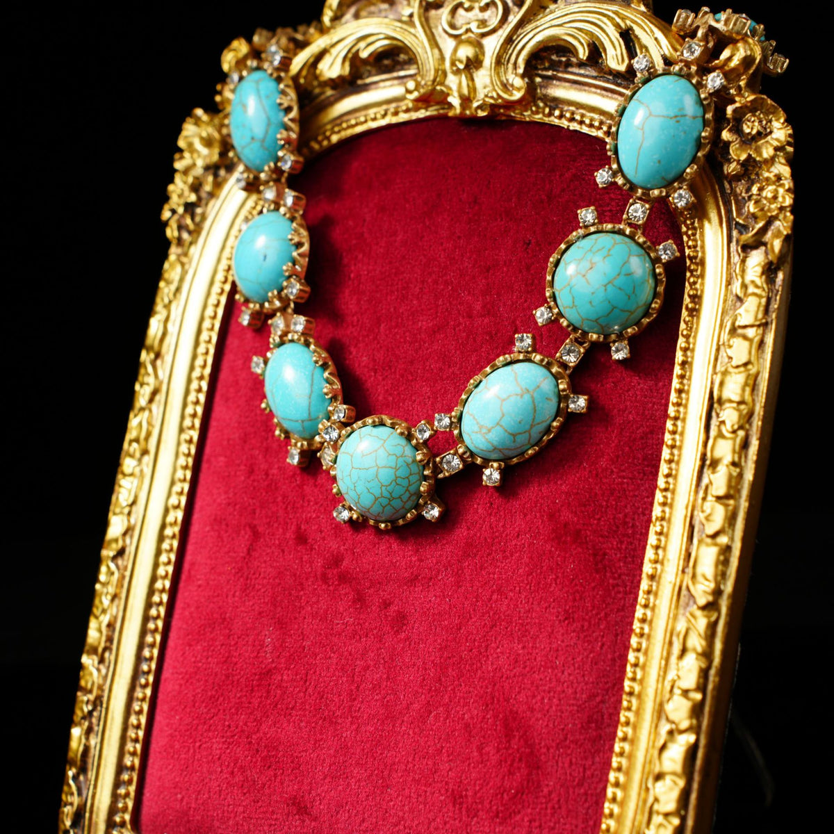 Retro-style, Fashionably Luxurious Earring And Necklace Set