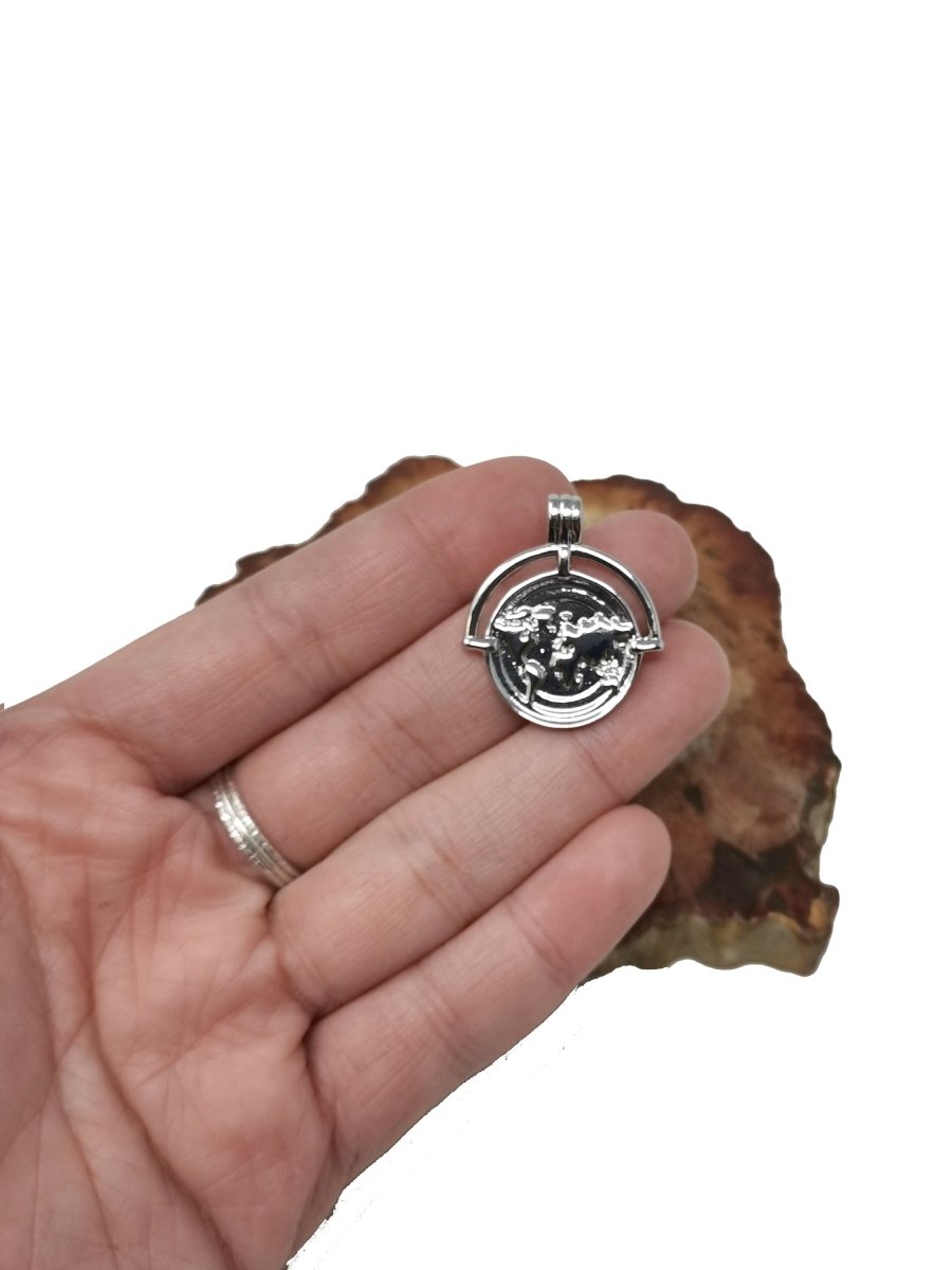 World Traveller Charm, 14K Gold Filled / White Gold Pendant Round Earth Globe Travel Vacay Coin Medallion Necklace Charm for Jewelry Making E-279