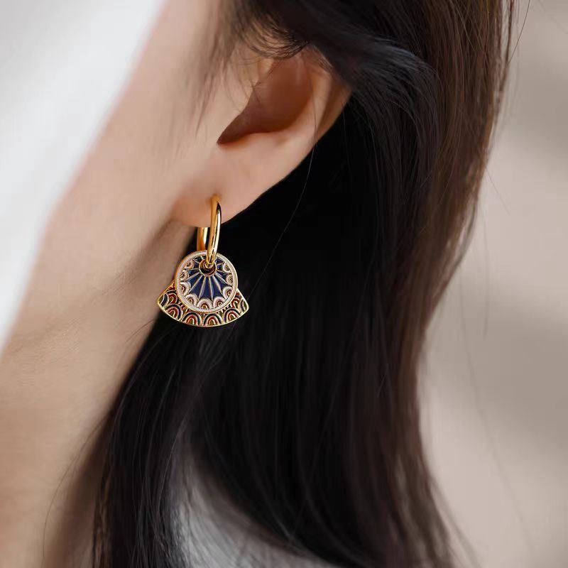Elegant Vintage Round Fan-shaped Painted Ear Clips