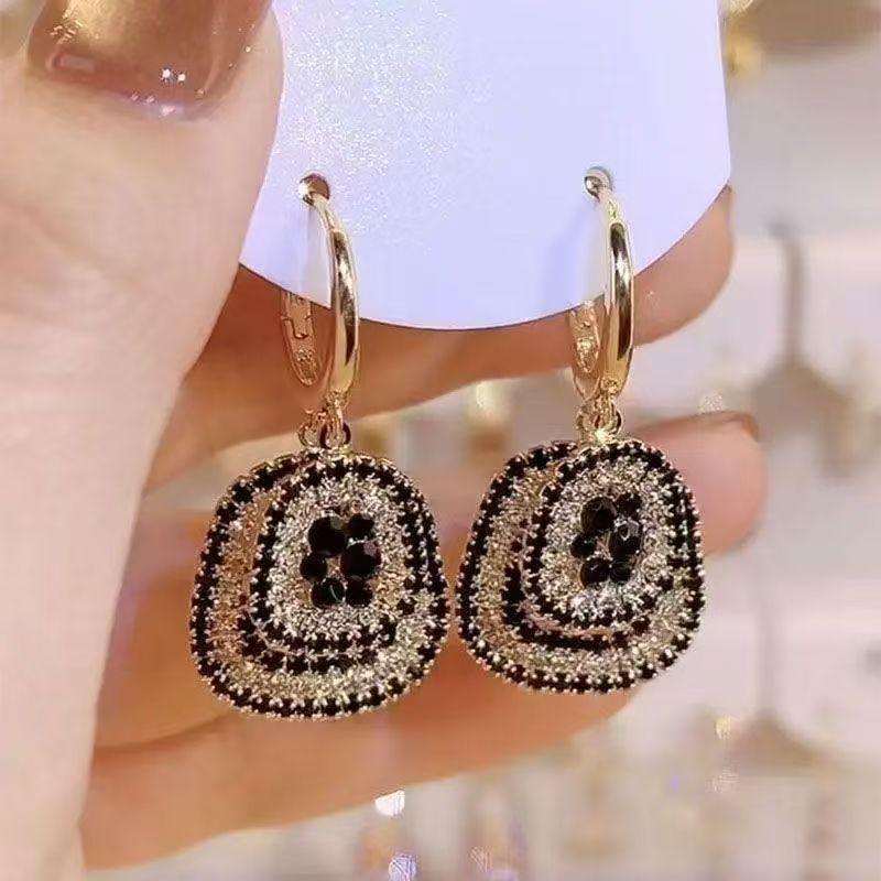 2026 New French Hepburn Style Geometric Full Rhinestone Ear Cuffs, Light Luxury Versatile
