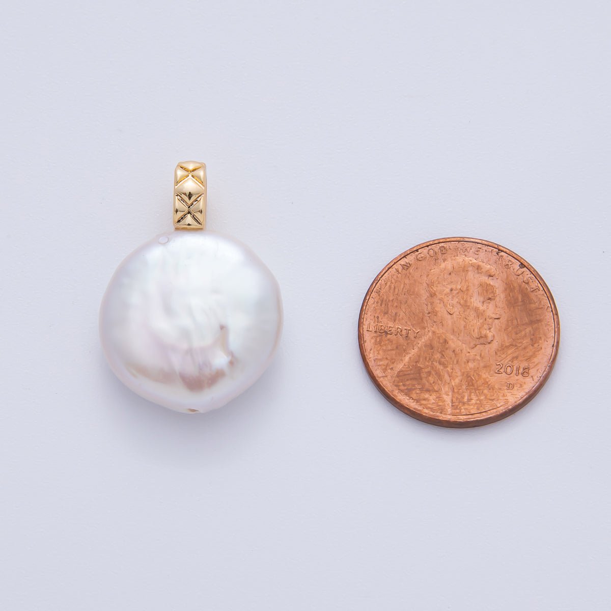 18K Gold Filled 25mm Natural Round Heishi Freshwater Pearl Quilted Pendant | AF634
