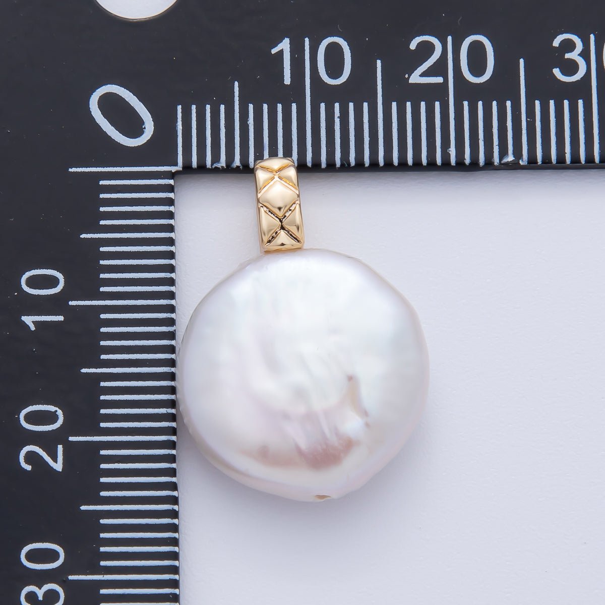 18K Gold Filled 25mm Natural Round Heishi Freshwater Pearl Quilted Pendant | AF634