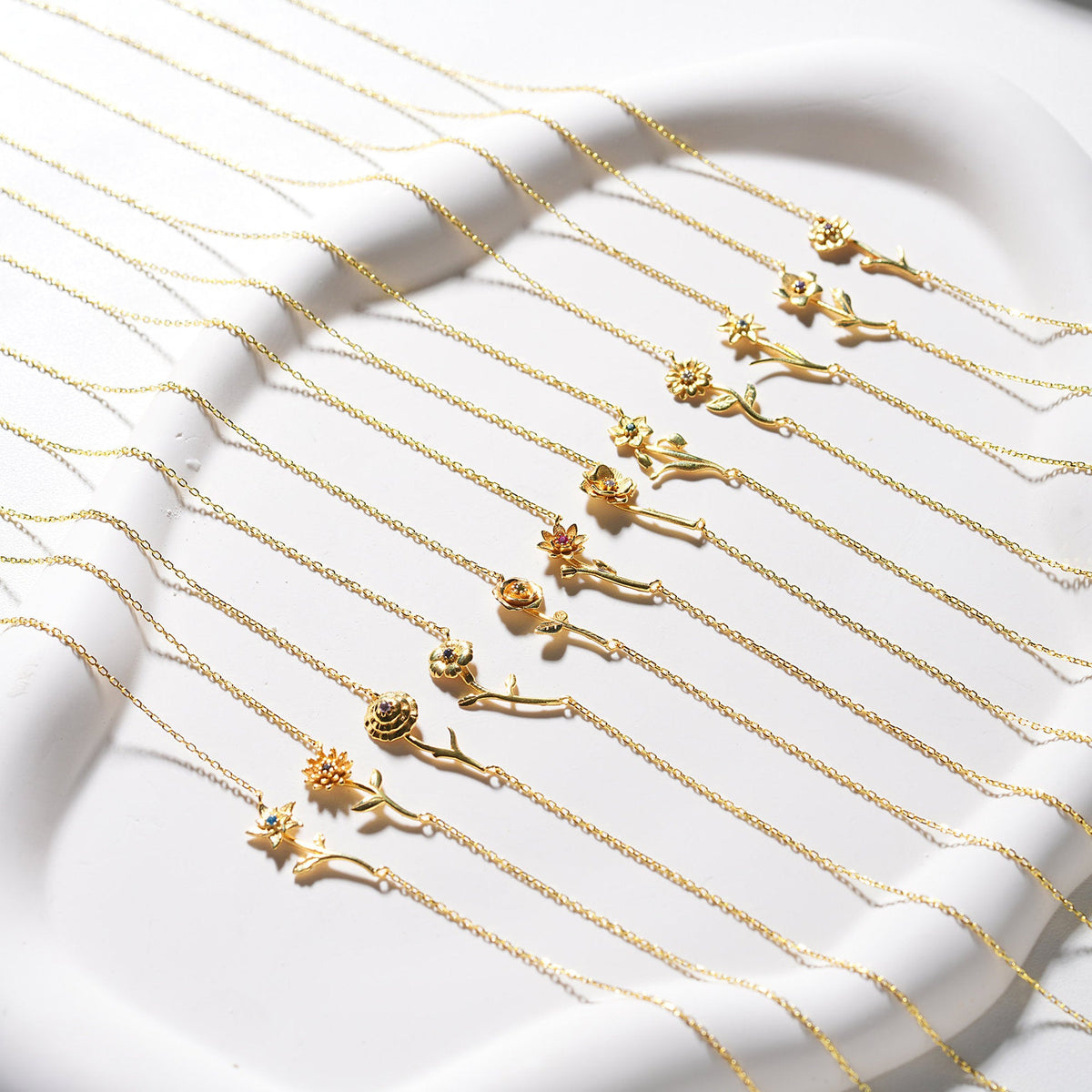 Three-dimensional Decoration Flower Pendant Necklace Gold-plated Sweater Chain