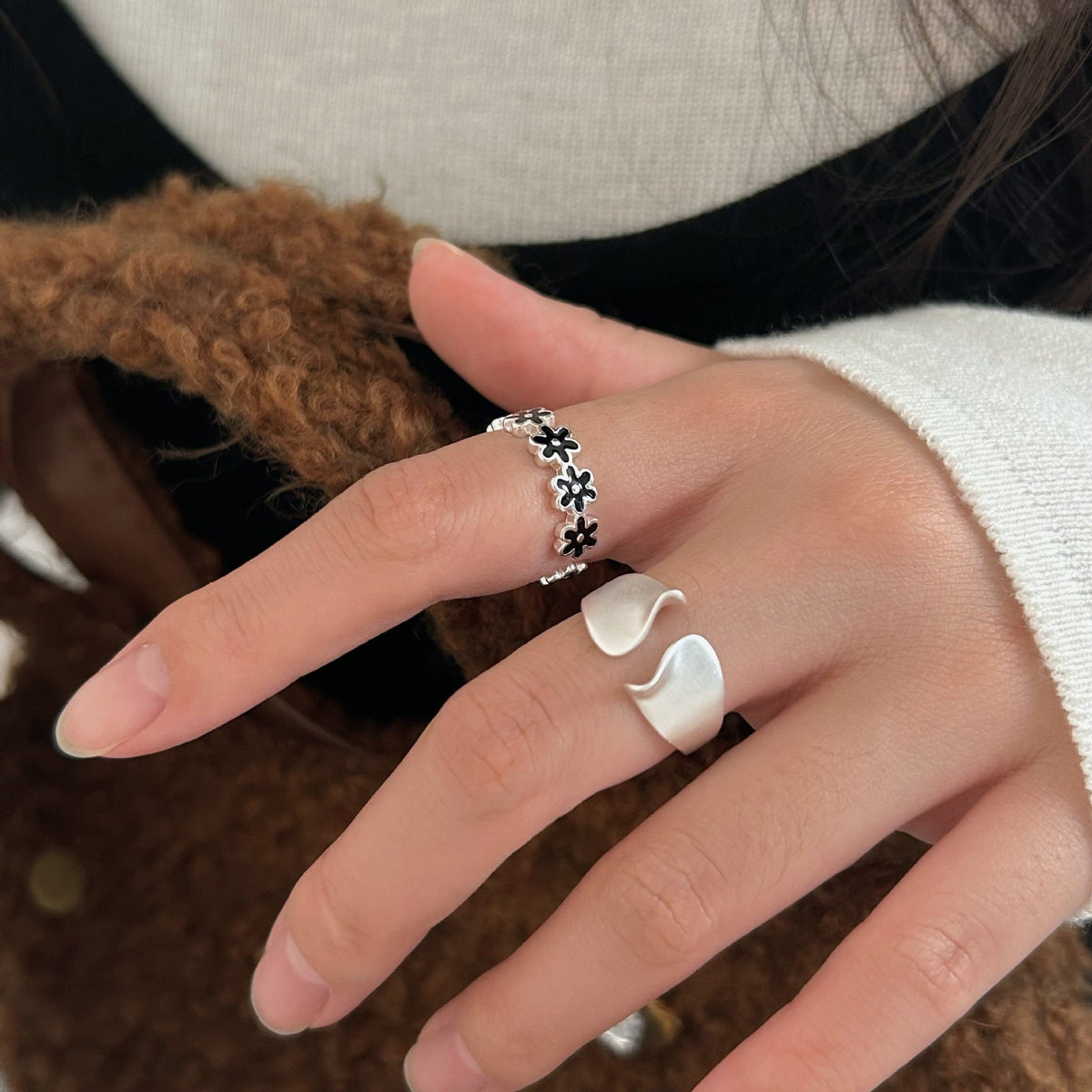 S925 Sterling Silver Niche Black Flower Ring For Women, Cool Tone Frosted Irregular Design, Delicate & Versatile Minimalist Index Finger Ring