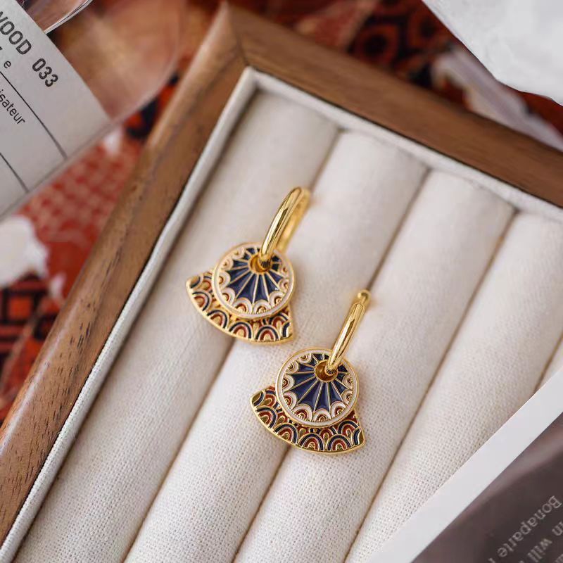 Elegant Vintage Round Fan-shaped Painted Ear Clips