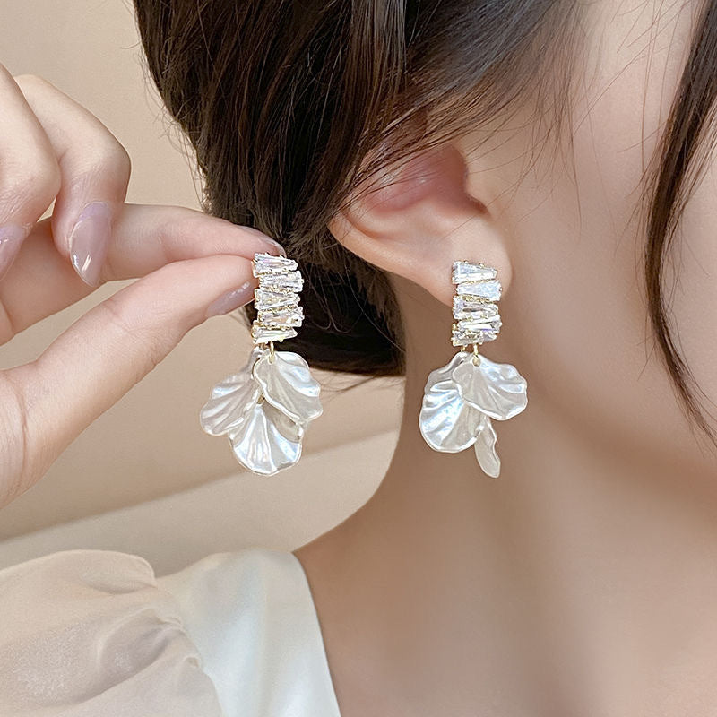 Fashion Bell Golden Ear Buckle Female