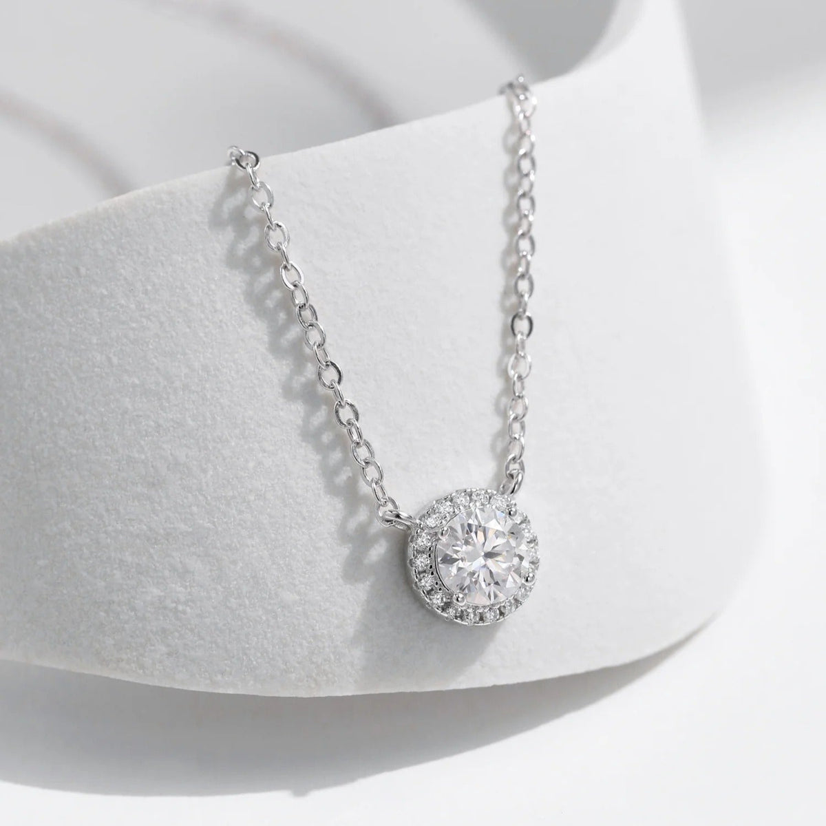 Geometric D-Color VVS1 Moissanite Pendant Necklace in Sterling Silver – Delicate Clavicle Chain for Everyday Elegance