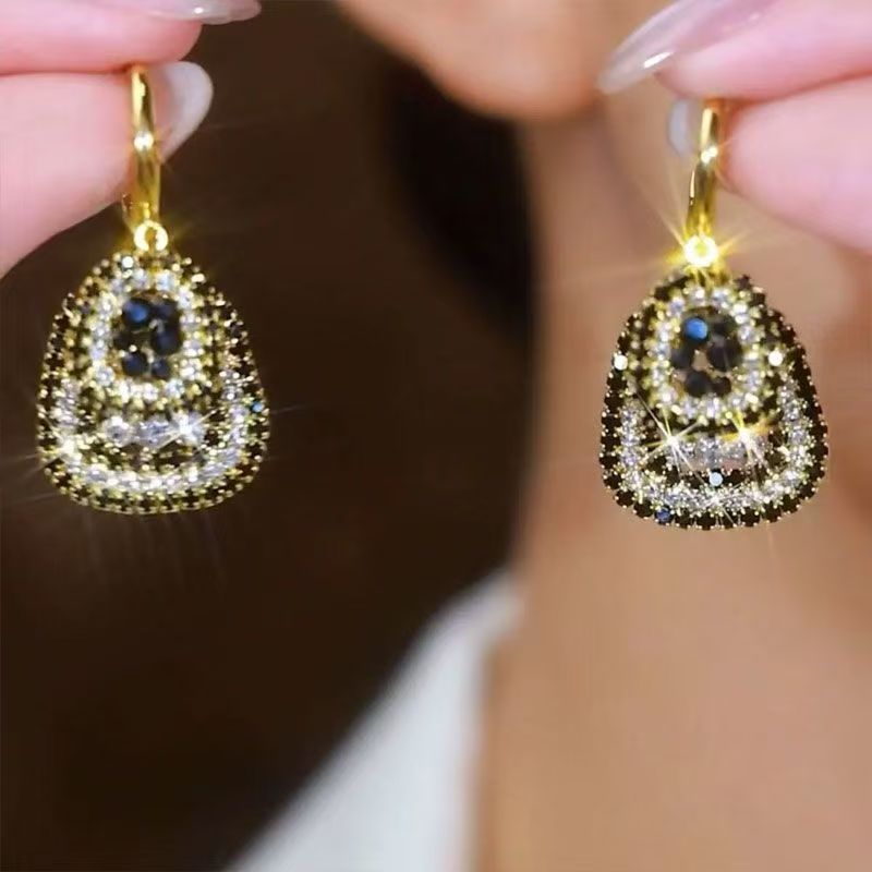 2026 New French Hepburn Style Geometric Full Rhinestone Ear Cuffs, Light Luxury Versatile