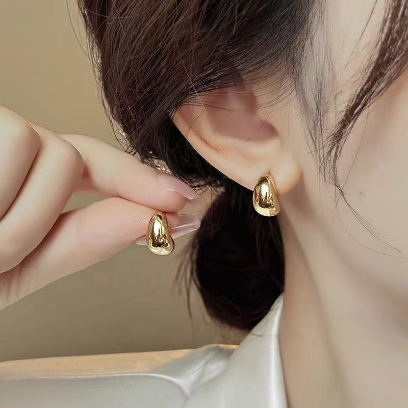 Chic Niche Design Gold Heart Stud Earrings Ins Viral Daily Wear Ladies Ear Jewelry