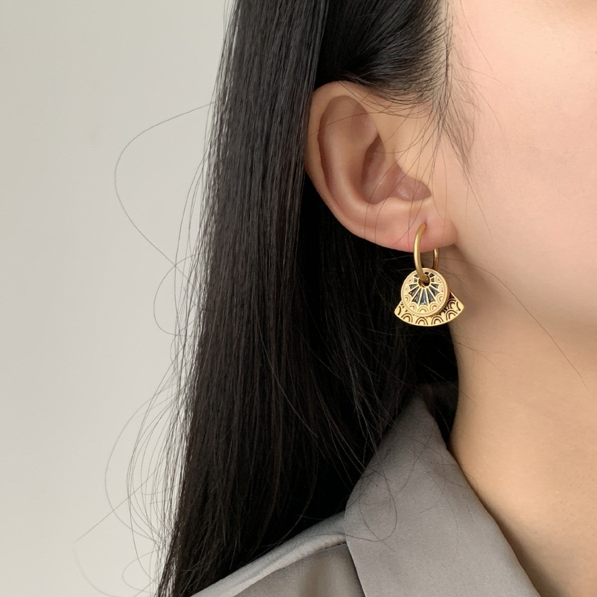 Elegant Vintage Round Fan-shaped Painted Ear Clips