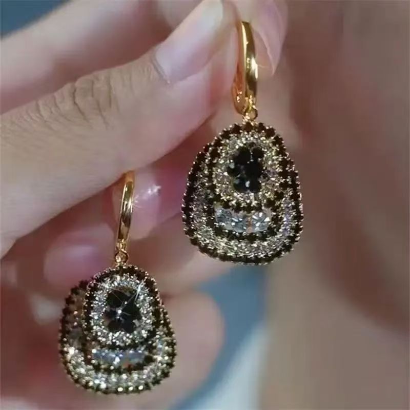 2026 New French Hepburn Style Geometric Full Rhinestone Ear Cuffs, Light Luxury Versatile