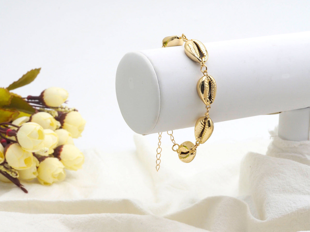 Gold Cowrie Shell bracelet, V40