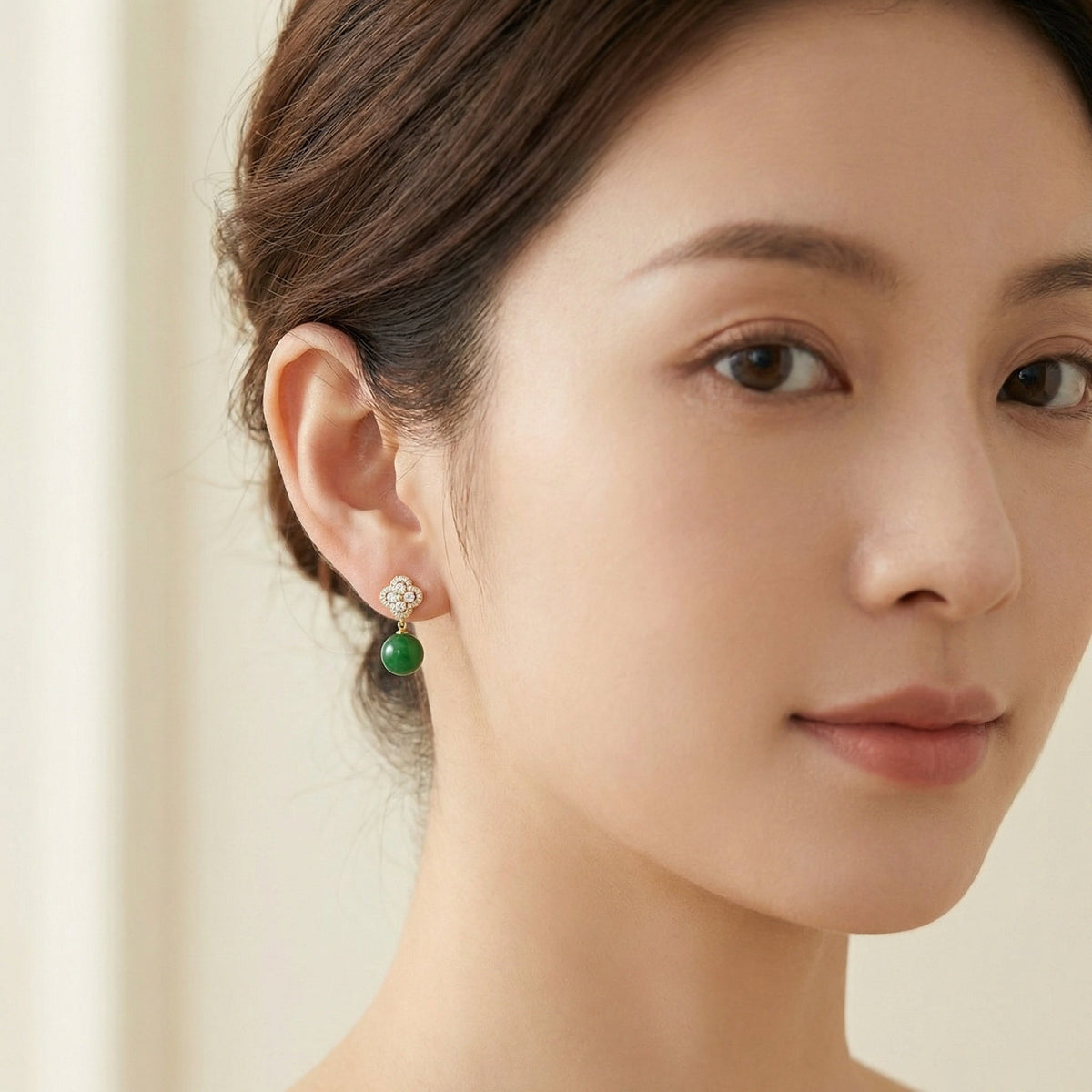 925 Sterling Silver Elegant Clover Motif Earrings with Shimmering Accents and Vibrant Green Drops