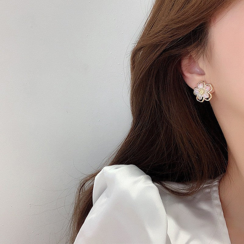 Women's Simple Graceful Pearl Sier Flowers Niche Stud Earrings