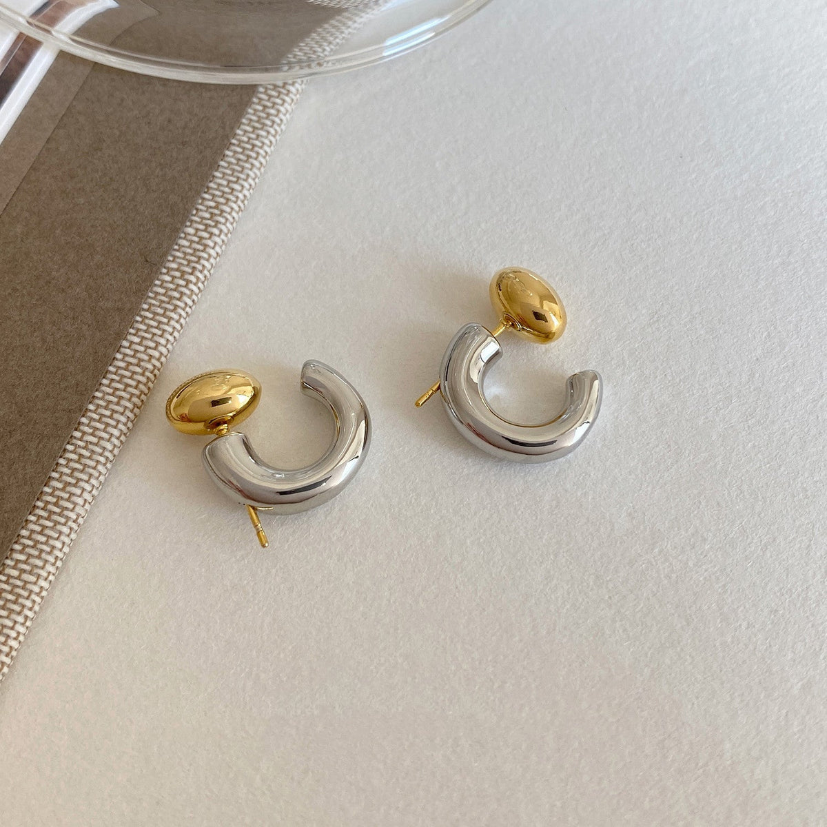 Women's Personalized Innovative Ear Half Opening Oval Light Luxury Gold Sier Stud Earrings