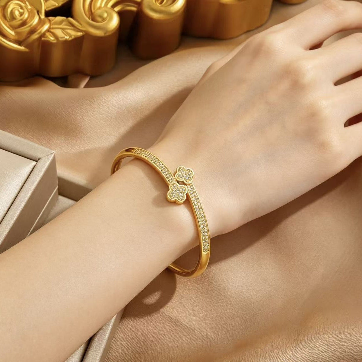 Women's Four-leaf Clover Diamond High-grade Gold-plated Light Luxury Joker Gift Bracelet