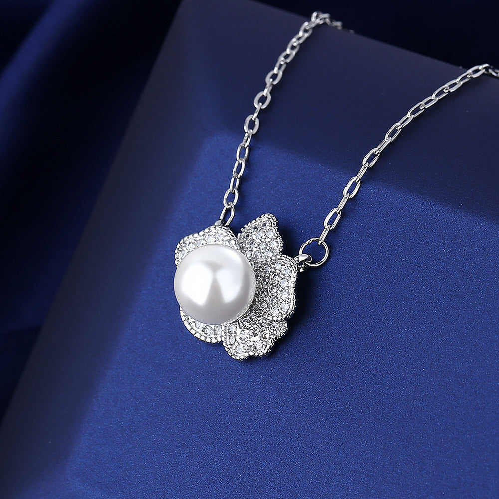Pearl Flower Winter Full Diamond Niche Design Necklace