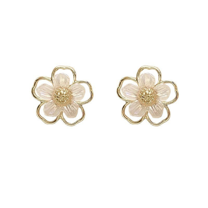 Women's Simple Graceful Pearl Sier Flowers Niche Stud Earrings