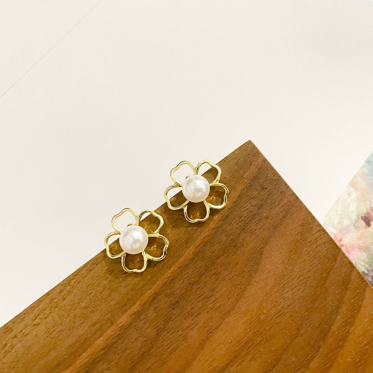 Women's Simple Graceful Pearl Sier Flowers Niche Stud Earrings
