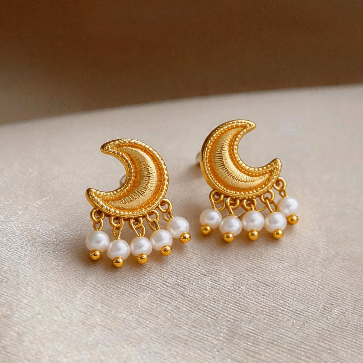 Graceful Fashionable High-grade Moon Pearl Female Stud Earrings