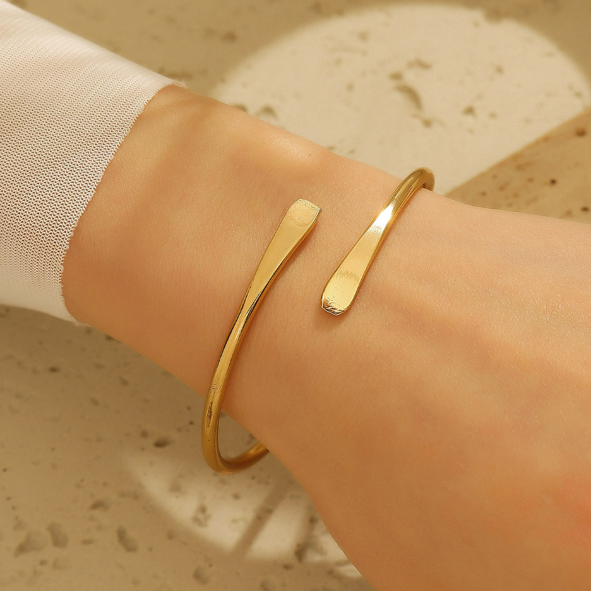 Winding Hollow Open-end High-grade Light Luxury Bracelets