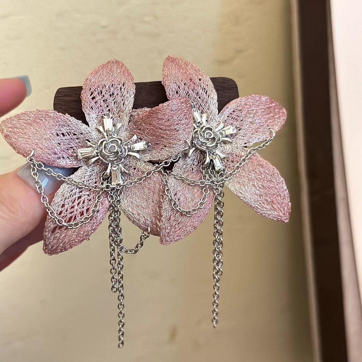 Women's Lace Woven Flower For Exaggerated Classic Style Necklace
