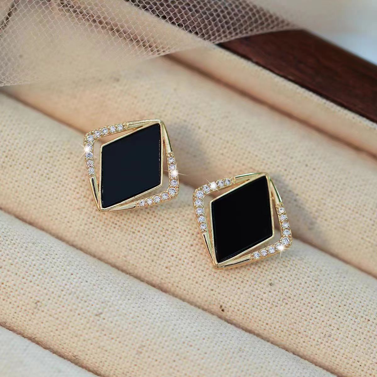 Exquisite Inlaid Black Rhombus Ear Frosty Style Design High-grade Rings