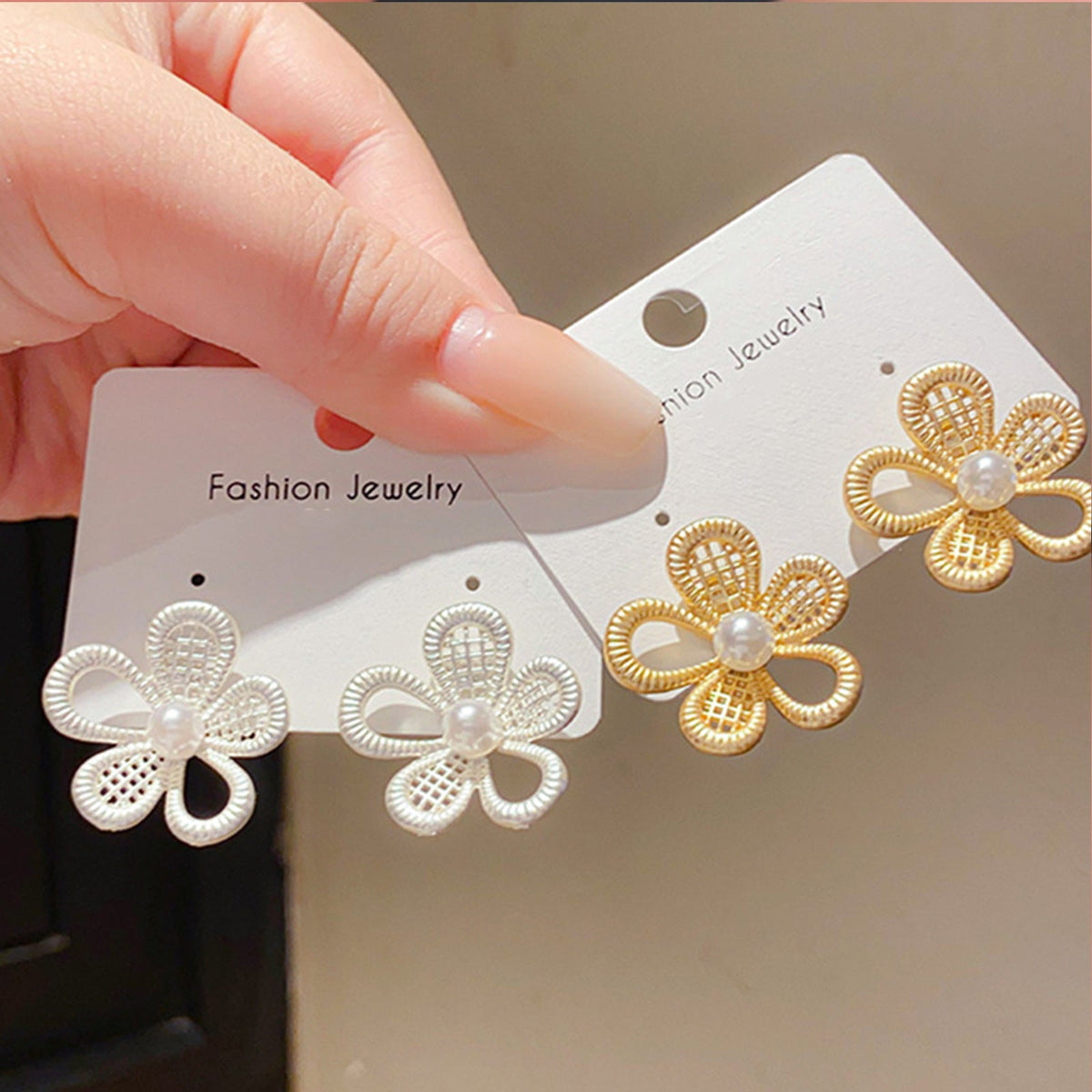 Women's Hollow Flower Color Retaining Light Luxury High-grade Cold Style Temperament Stud Earrings