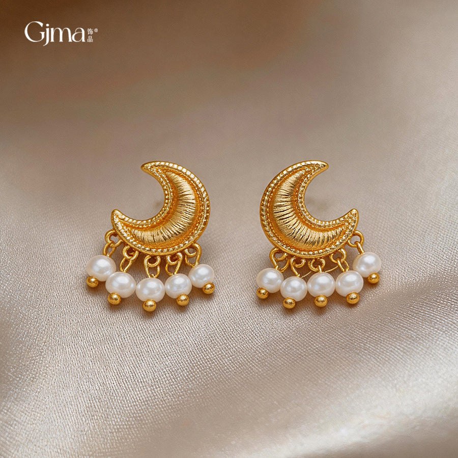 Graceful Fashionable High-grade Moon Pearl Female Stud Earrings