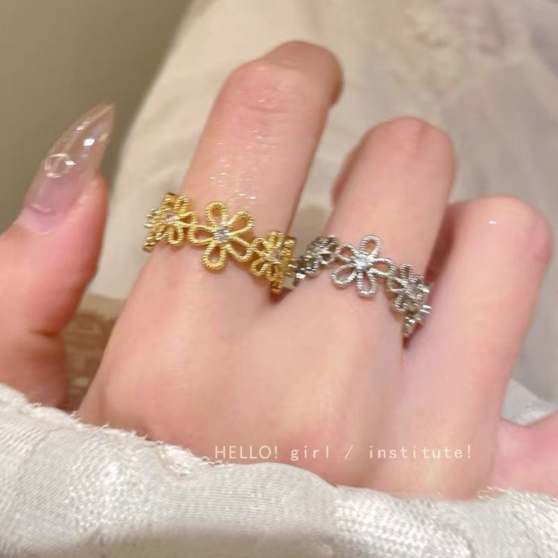 Women's Retro Hollow Lace Flower Light Luxury Ring