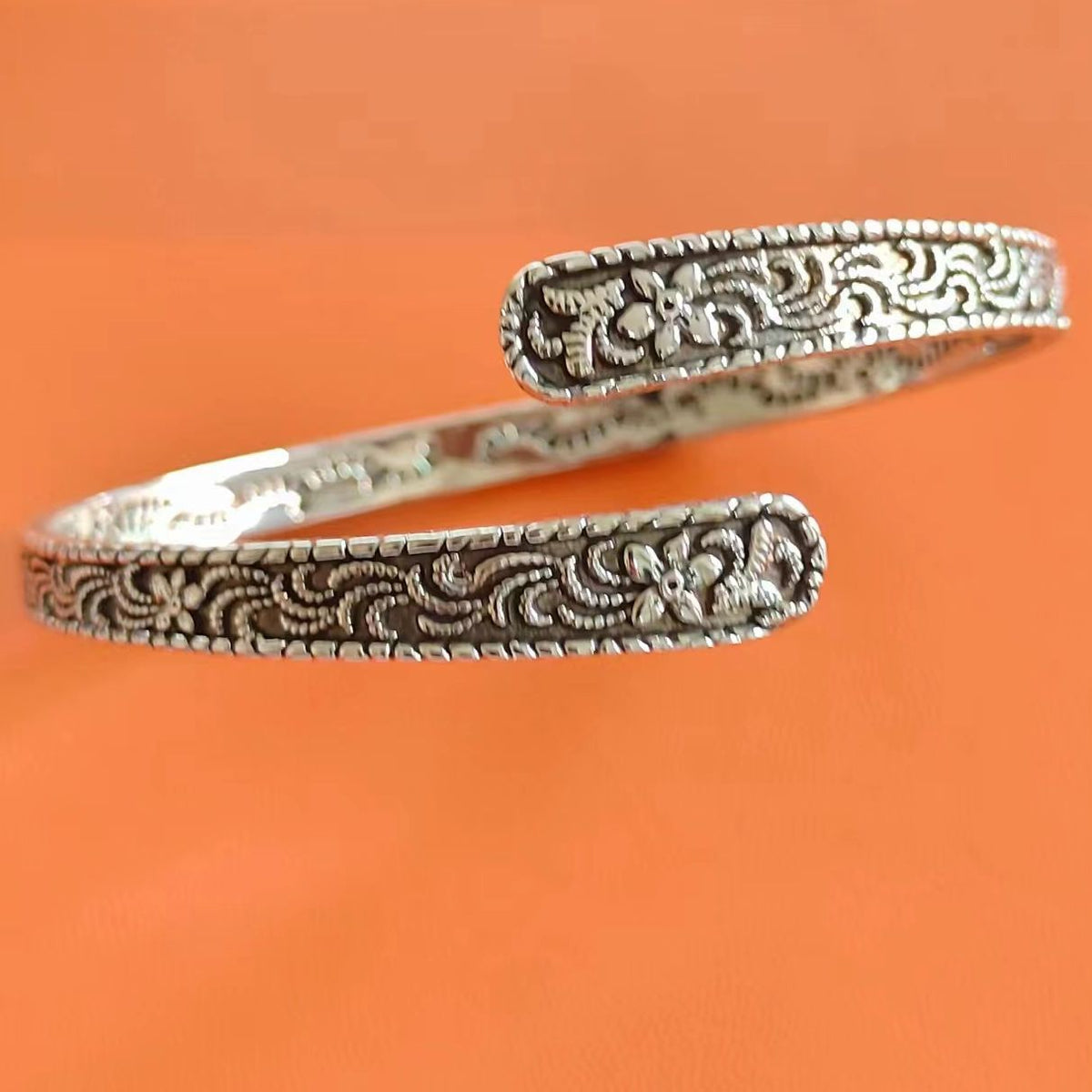 Women's Fashionable Retro Embossed Tang Grass Pattern Flower For Temperamental Minority Bracelets