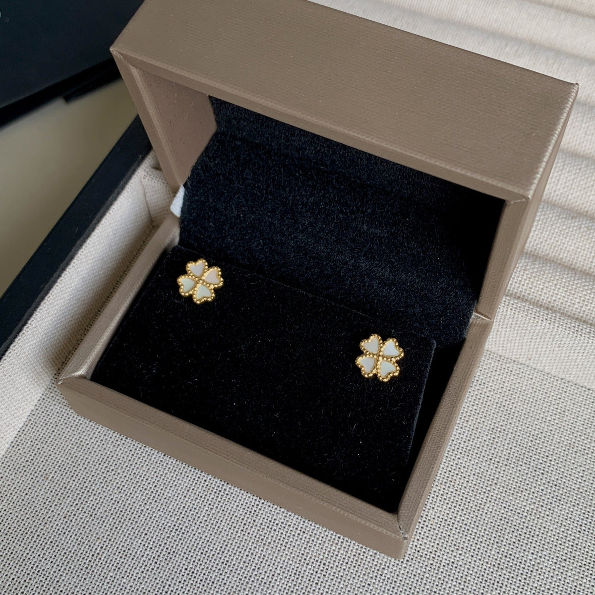 Women's Clover Fritillary Ear Twist Screw Fashion Classic Trendy Light Luxury Stud Earrings