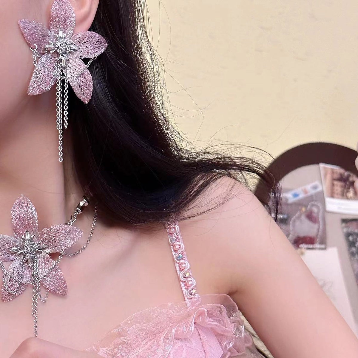 Women's Lace Woven Flower For Exaggerated Classic Style Necklace