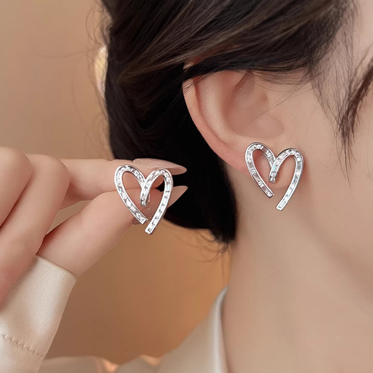 Women's Diamond Heart-shaped Light Luxury High-grade Niche Design Stud Earrings