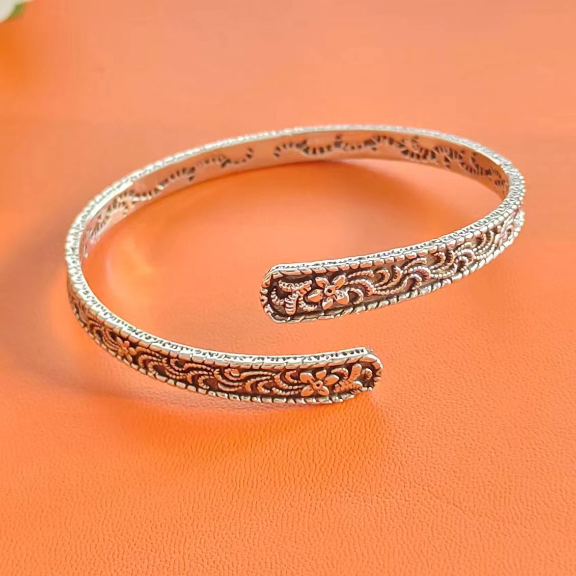 Women's Fashionable Retro Embossed Tang Grass Pattern Flower For Temperamental Minority Bracelets