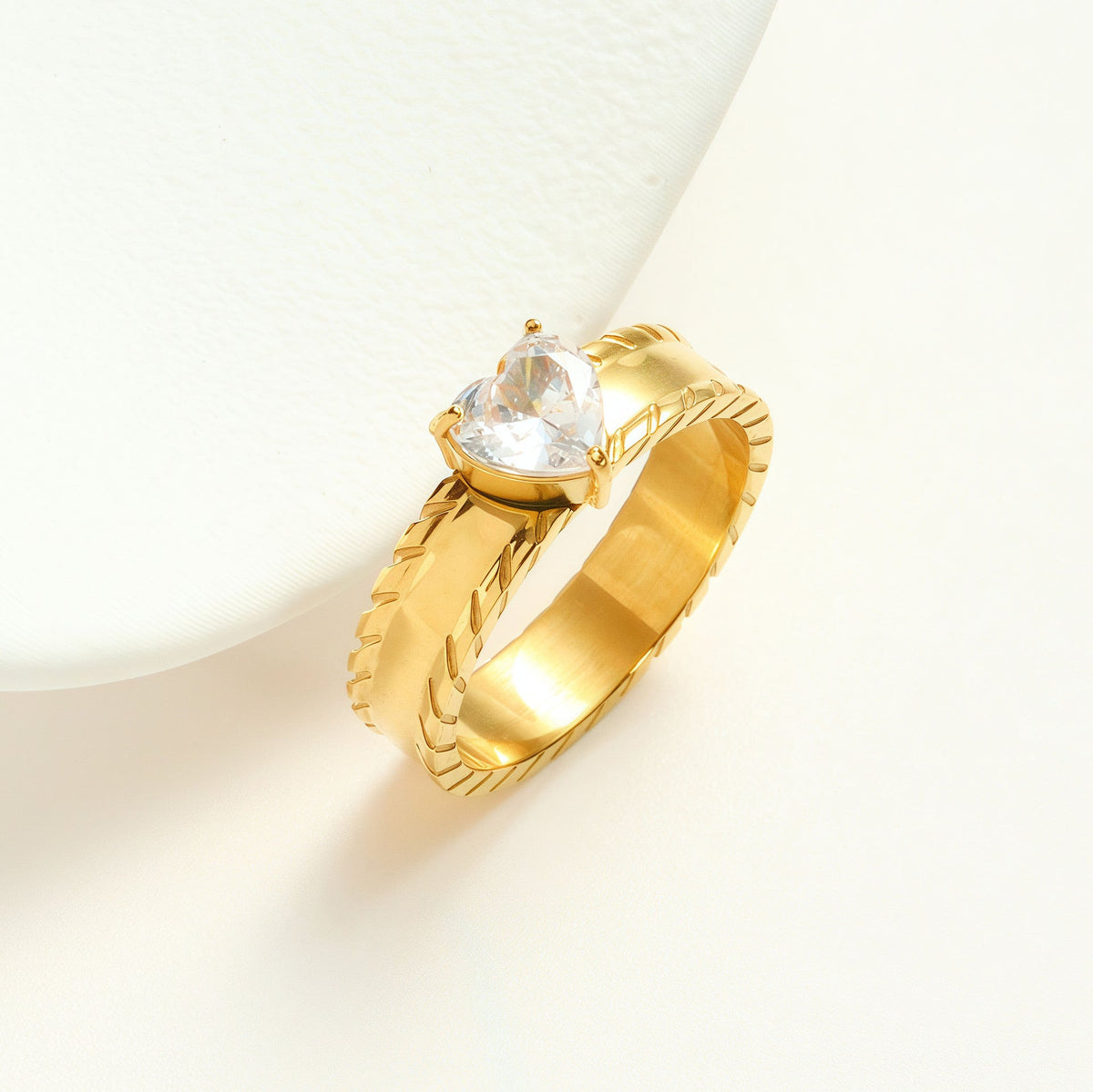 Women's Affordable Luxury Fashion Loving Heart Zircon Temperamental Popular Personality Titanium Ring