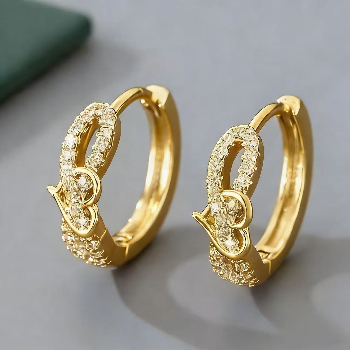Women's Refined Zircon Light Luxury High-grade Sense Commute Face Slimming Heart-shaped Earrings