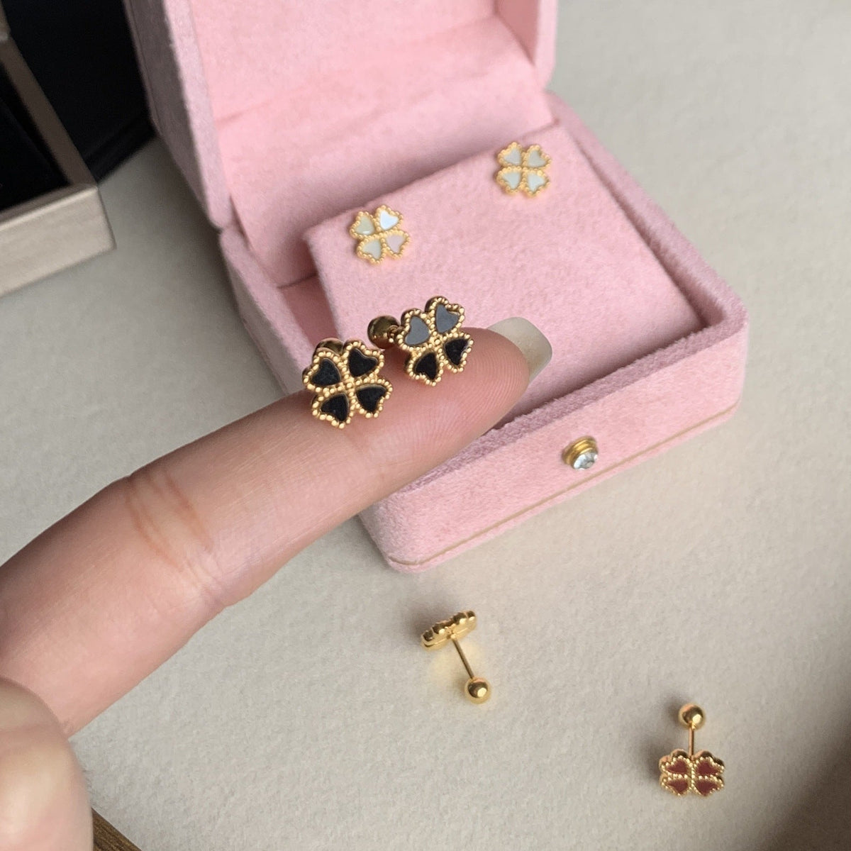 Women's Clover Fritillary Ear Twist Screw Fashion Classic Trendy Light Luxury Stud Earrings