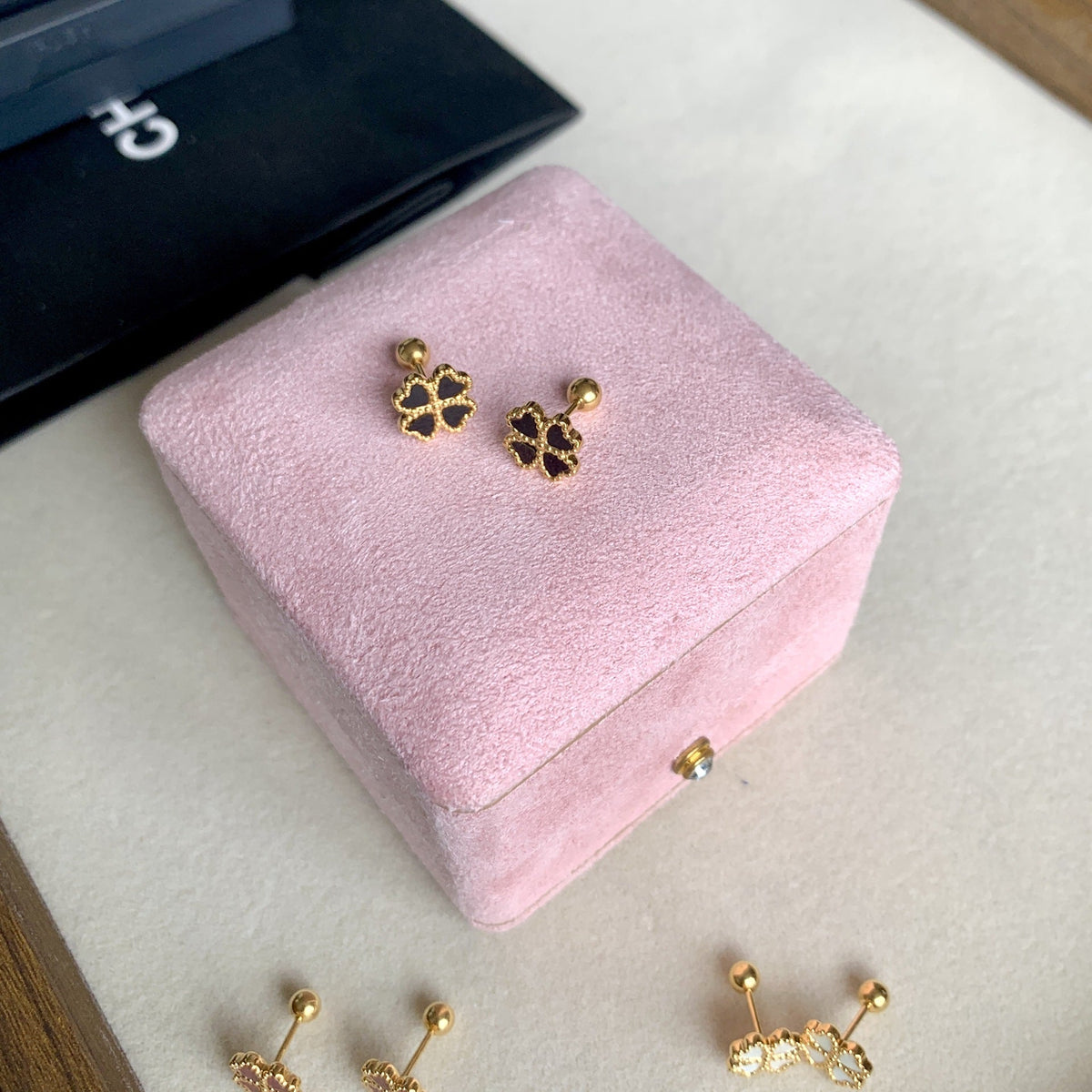 Women's Clover Fritillary Ear Twist Screw Fashion Classic Trendy Light Luxury Stud Earrings