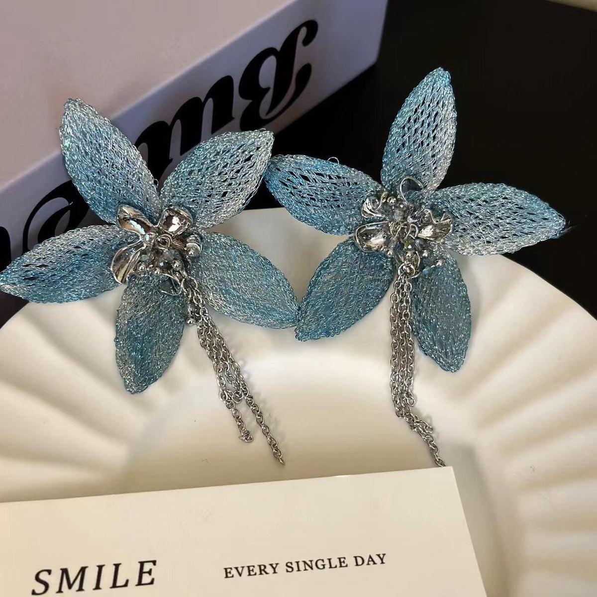 Women's Lace Woven Flower For Exaggerated Classic Style Necklace