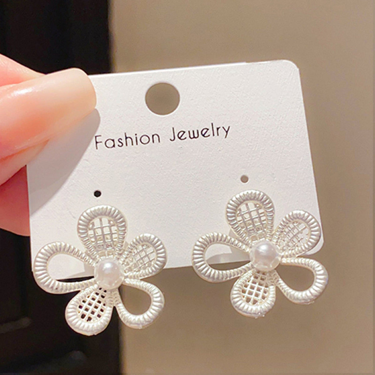 Women's Hollow Flower Color Retaining Light Luxury High-grade Cold Style Temperament Stud Earrings