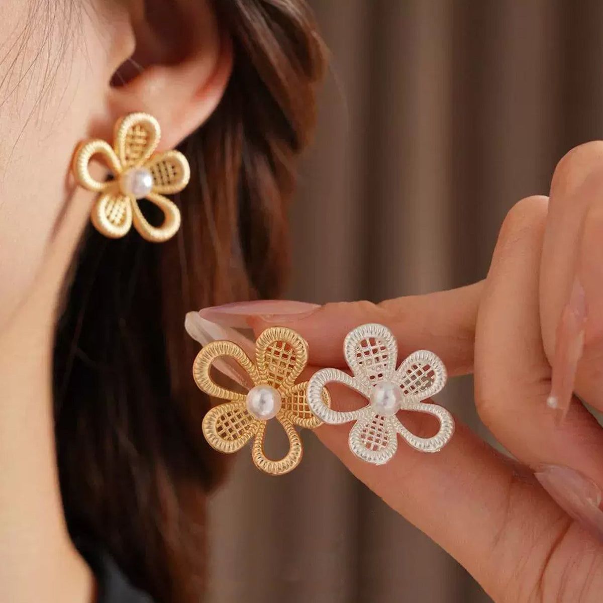 Women's Hollow Flower Color Retaining Light Luxury High-grade Cold Style Temperament Stud Earrings