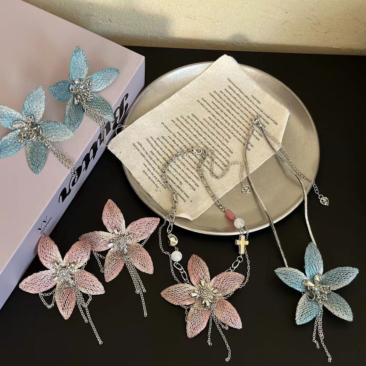 Women's Lace Woven Flower For Exaggerated Classic Style Necklace