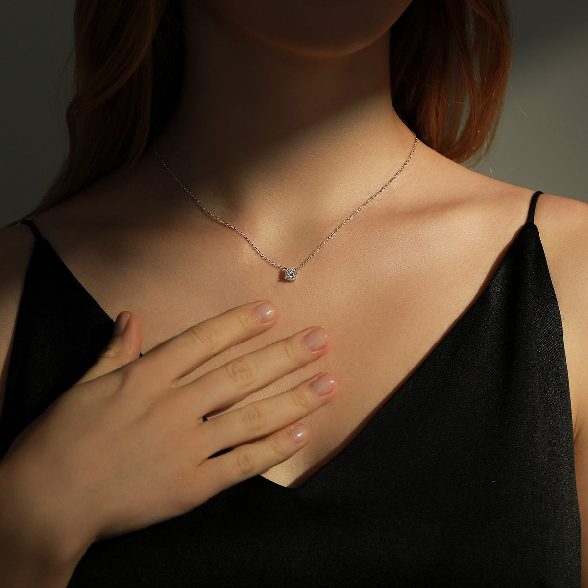 Minimalist Four-Prong Moissanite Pendant Necklace in Sterling Silver – Delicate Clavicle Chain for Everyday Elegance